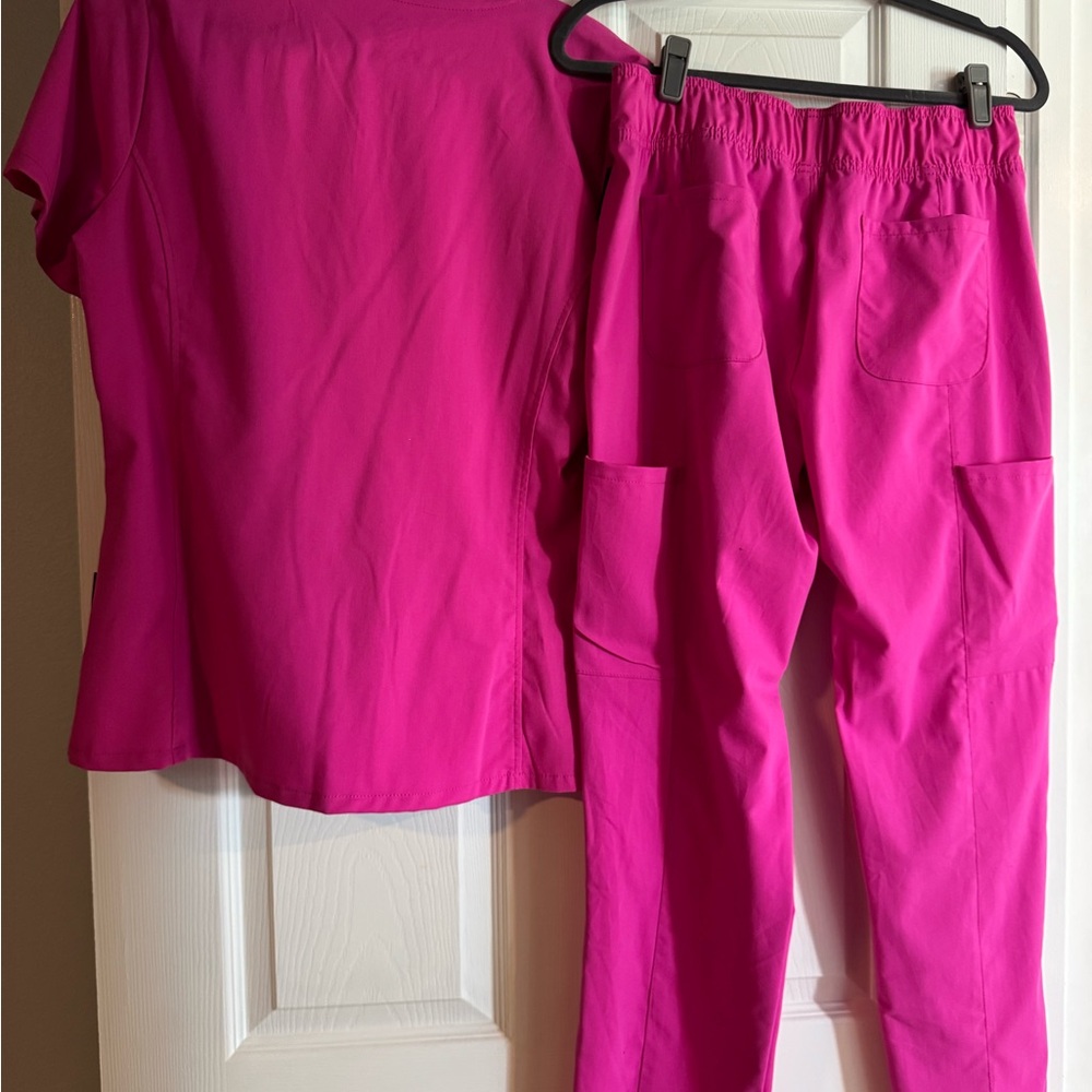 Vince Camuto Fuchsia scrub set - Picture 2 of 4